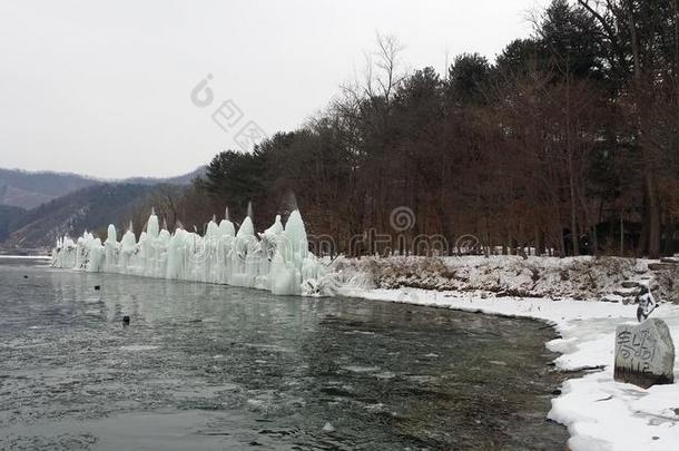 冰山在近处指已提到的人寒冷的河在海军航空航天医学院岛南方朝鲜