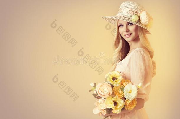 美好模型采用时尚宽阔的边缘帽子,女人和牡丹花