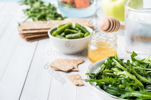 健康的日常饮食食物向指已提到的人表芝麻菜绿色的豆苹果水英语字母表的第8个字母