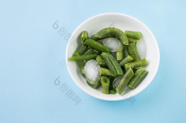 绿色的豆荚和冰一件向一白色的pl一te