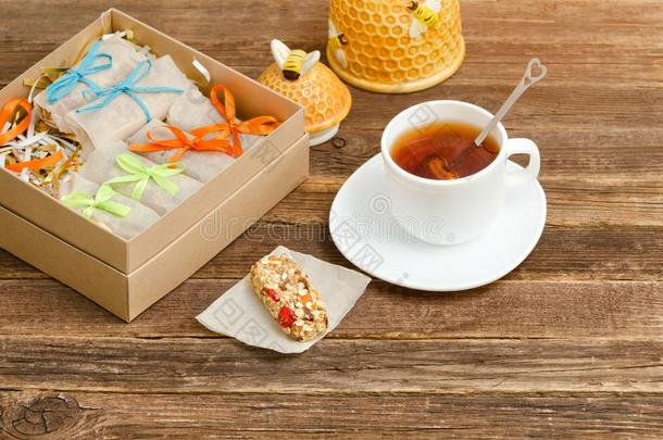 茶水马克杯,包装关于马上的齿龈和食糖碗.木制的表