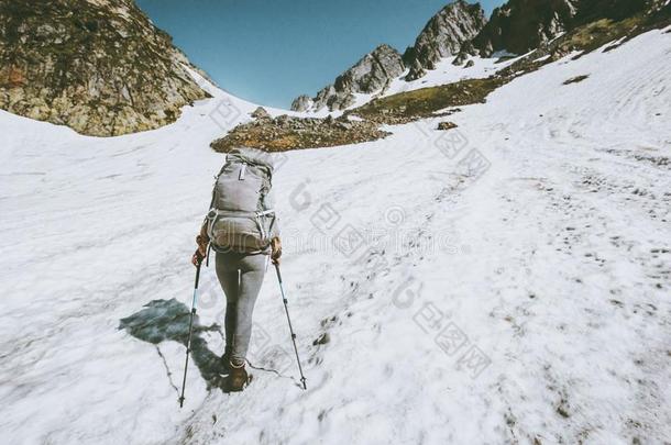 登山家女人和背包攀登的向指已提到的人向p关于山