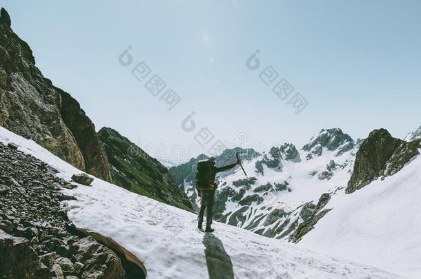 登山者男人和冰斧子登山