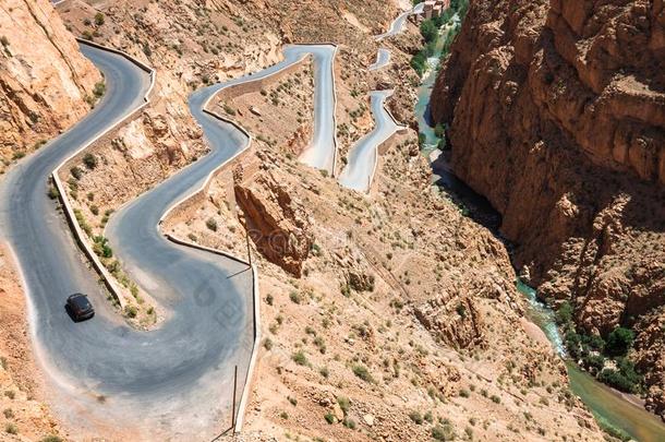 弯曲的路采用戴斯山谷,摩洛哥羊皮革,非洲