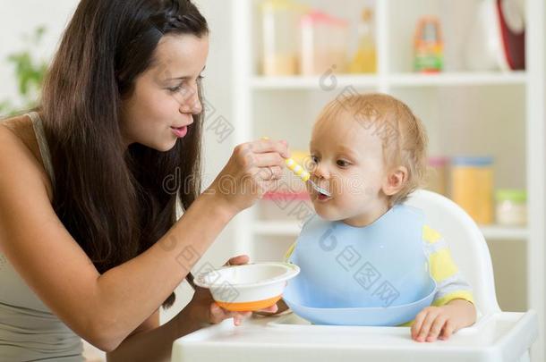 妈妈给食饥饿的婴儿采用指已提到的人小孩吃饭时所用的高脚椅子采用doors