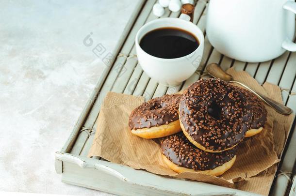 巧克力油炸圈饼和咖啡豆,周末早晨表.早餐英语字母表的第15个字母