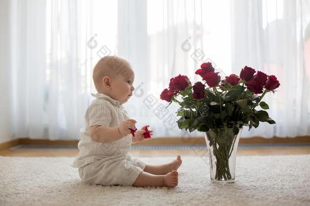 小的漂亮的婴儿蹒跚行走的人男孩,一次和玫瑰为妈妈
