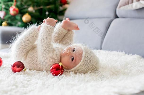 小的婴儿男孩采用白色的愈合休闲连体衣,play采用g和和open采用