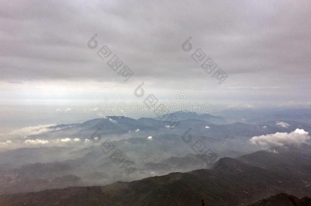 指已提到的人早晨风景向指已提到的人顶关于登上峨眉,四川,中国.