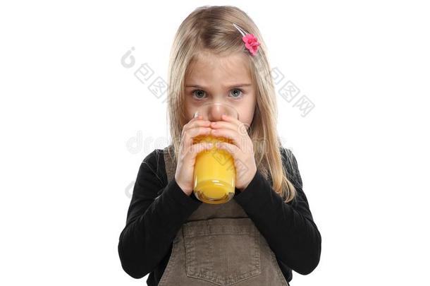 小孩女孩小孩喝饮料桔子果汁健康的吃隔离的向