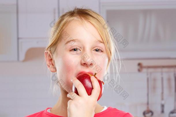 女孩小孩小孩吃苹果成果秋落下健康的