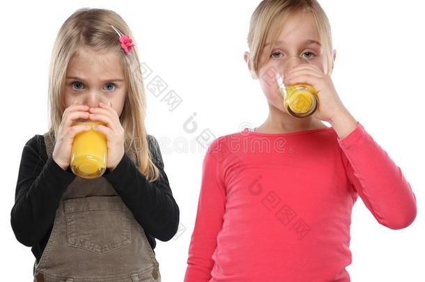 孩子们女儿小孩喝饮料桔子果汁健康的吃波特拉伊
