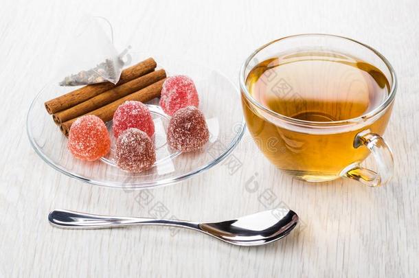 红色的果子酱,袋泡茶,樟属植物采用茶杯托,茶水和茶水spoon