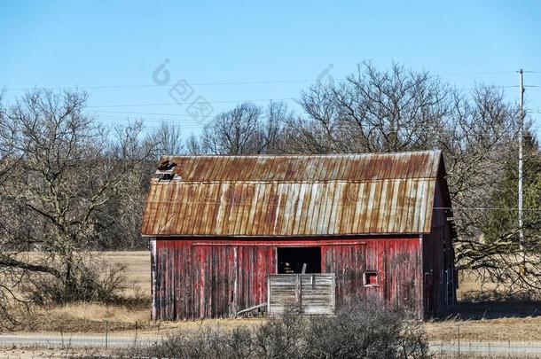红色的谷仓和生锈的金属屋顶