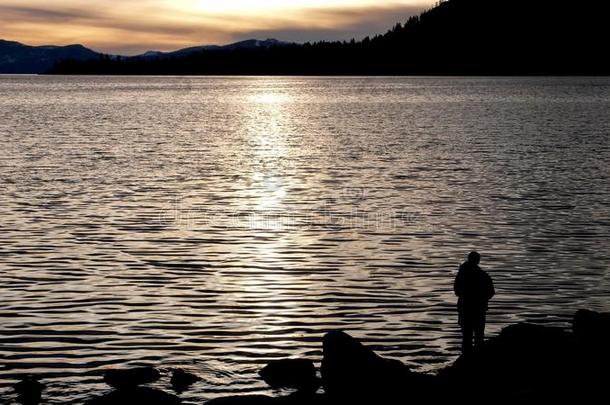 一渔夫在日落在湖美国塔霍湖,<strong>内华达</strong>州采用Incl采用e村民