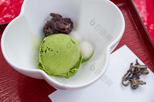 日本人绿色的茶水<strong>冰淇淋</strong>和糯米团和甜的红色的豆