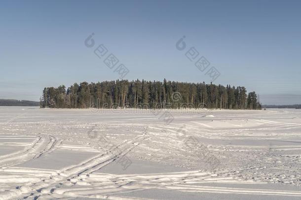 一岛采用冷冻的雪大量的湖