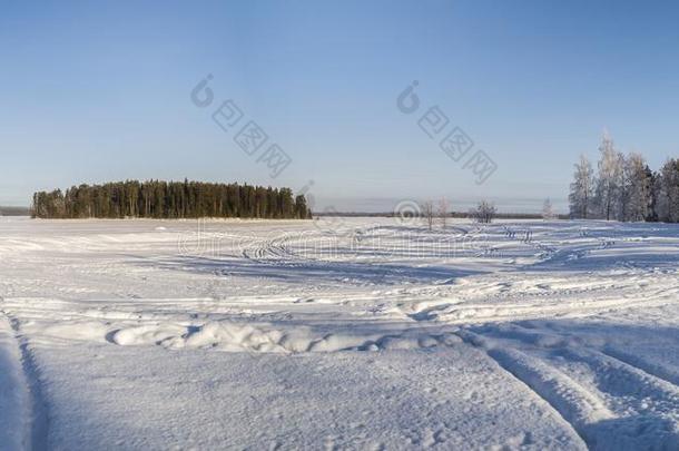 一岛采用冷冻的雪大量的湖