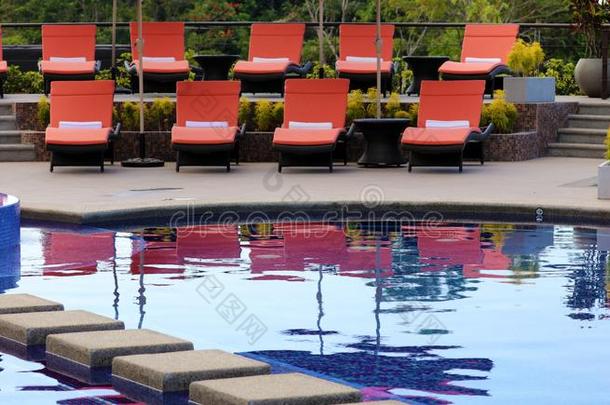 奢侈休息厅椅子在肋瑞肯额外费用旅行旅馆泳池边