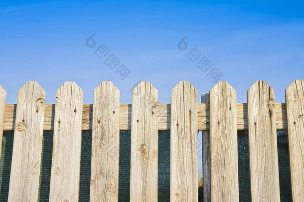 详述关于一木制的栅栏build的过去式和过去分词和大钉似的木制的bo一rds一g一inst
