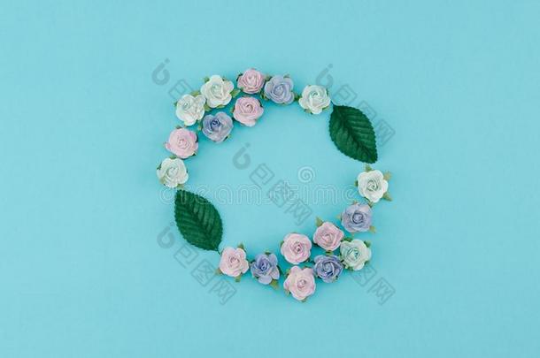 圆形的花环使从蓝色声调纸花和绿色的树叶