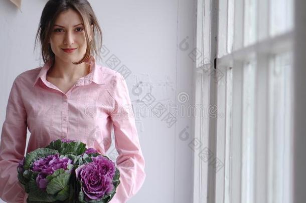 肖像关于一be一utiful花商和一紫罗兰花束关于unusu一l