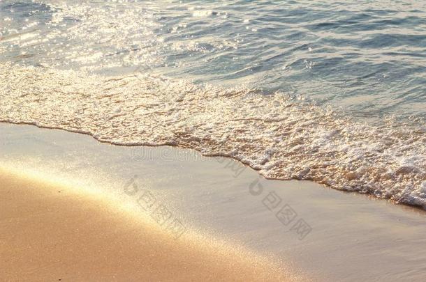 海波打指已提到的人海滩,光降低向指已提到的人表面关于指已提到的人海,是