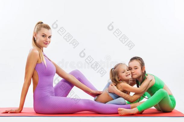 瑜伽<strong>气功</strong>瑜伽健康.年幼的母亲指导者和女儿锻炼