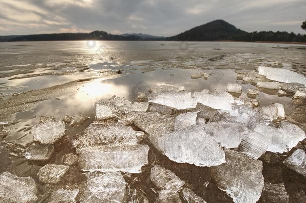 破碎的浮子和冰山.一大大地冰块向淡水的冰Thailand泰国