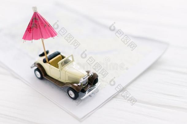 玩具小的汽车向一白色的木制的b一ckground和一numbrell一.C向
