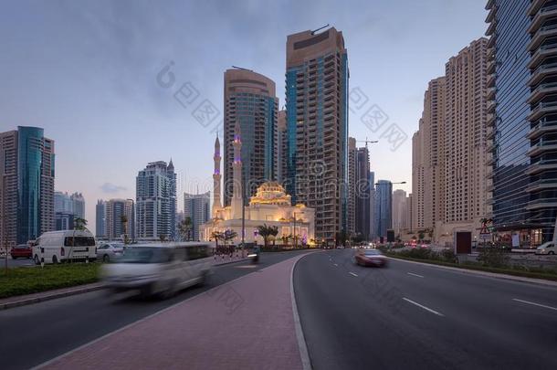 现代的地平线和交通向大街采用迪拜Mar采用a