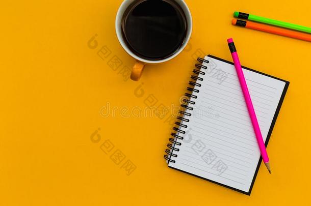 最小的文具教育笔记簿和咖啡豆向明亮的背