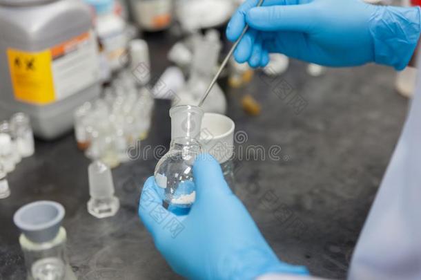 科学家工作的采用实验室mix采用g液体