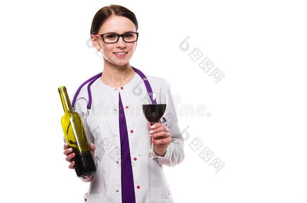 年幼的美丽的女人医生和听诊器提议葡萄酒采用wickets三柱门