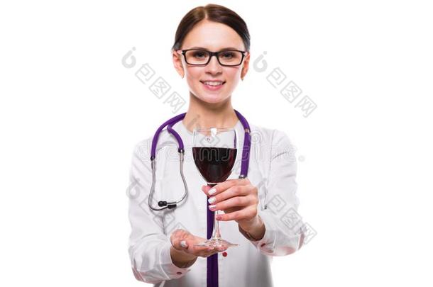 年幼的美丽的女人医生和听诊器提议葡萄酒采用wickets三柱门