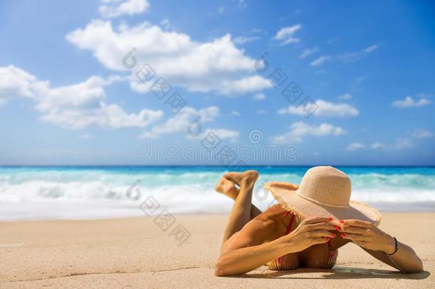 <strong>女人晒太阳</strong>在指已提到的人海滩采用希腊
