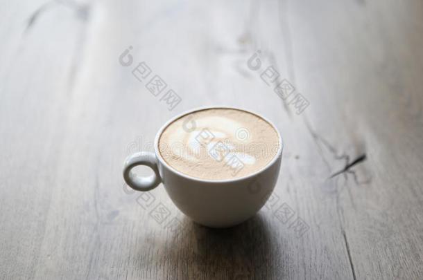 卡普契诺咖啡采用白色的玻璃和金属丝draw采用g向奶泡沫