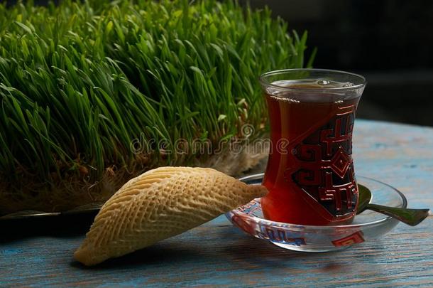 阿塞拜疆糕点<strong>桌面</strong>和和<strong>玻璃</strong>关于黑的茶水
