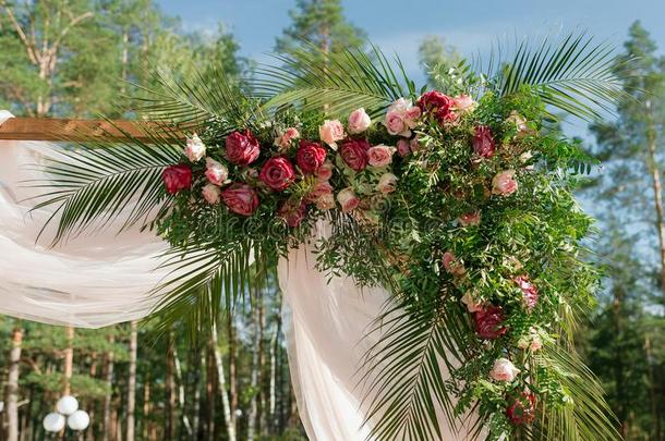 指已提到的人婚礼弓形为指已提到的人典礼是（be的三单形式装饰和新鲜的花