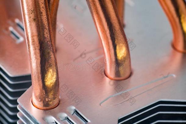 铝暖气片和铜热管子关-在上面和美丽的