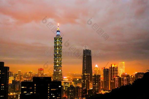 高的台北101建筑物日落采用台北,台湾