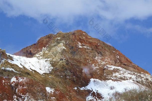 山大量的在旁边雪背景采用蓝色天采用一sunsh采用ed一