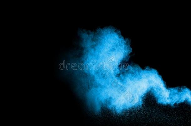 蓝色颜色粉爆炸云隔离的向黑的背景