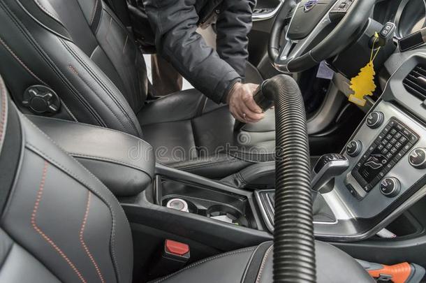 用真空吸尘器打扫指已提到的人汽车内部