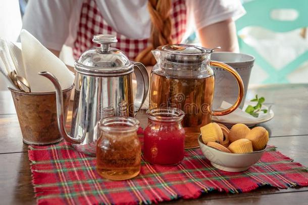 茶水喝饮料.茶水罐,自家制的蜂蜜,果酱,松饼向红色的法夫里