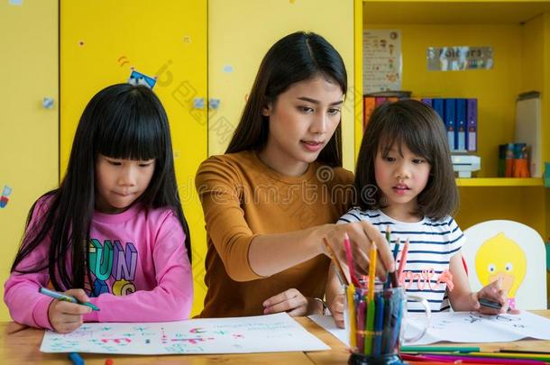亚洲人教师和未满学龄的学生采用艺术班