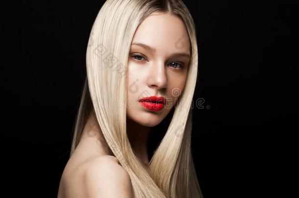 美好肖像模型和发光的白肤金发碧眼女人发型