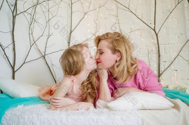 接吻关于妈妈和女儿.母亲`英文字母表的第19个字母爱.一幸福的家庭