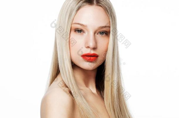 美好肖像模型和发光的白肤金发碧眼女人发型