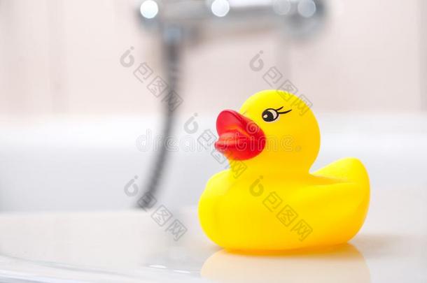 黄色的<strong>橡胶鸭子</strong>玩具向沐浴